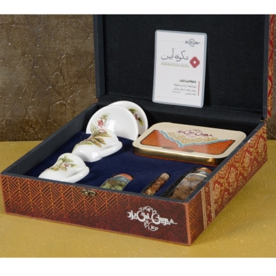 باکس چوبی شکوفه آیین(ست فنجان+بادام+زعفران+هل+4 لوز کوچک)